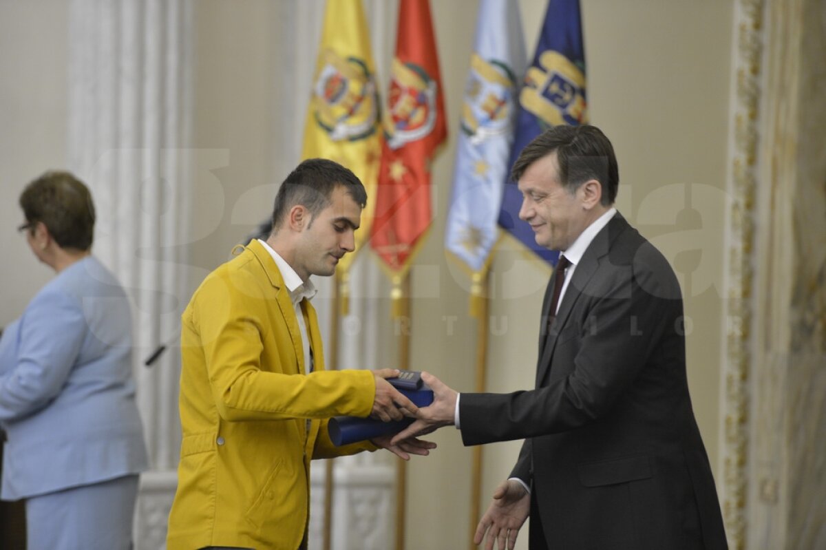 FOTO Olimpicii au fost decoraţi de Preşedintele României: "Vă mulţumesc în numele tuturor românilor!"