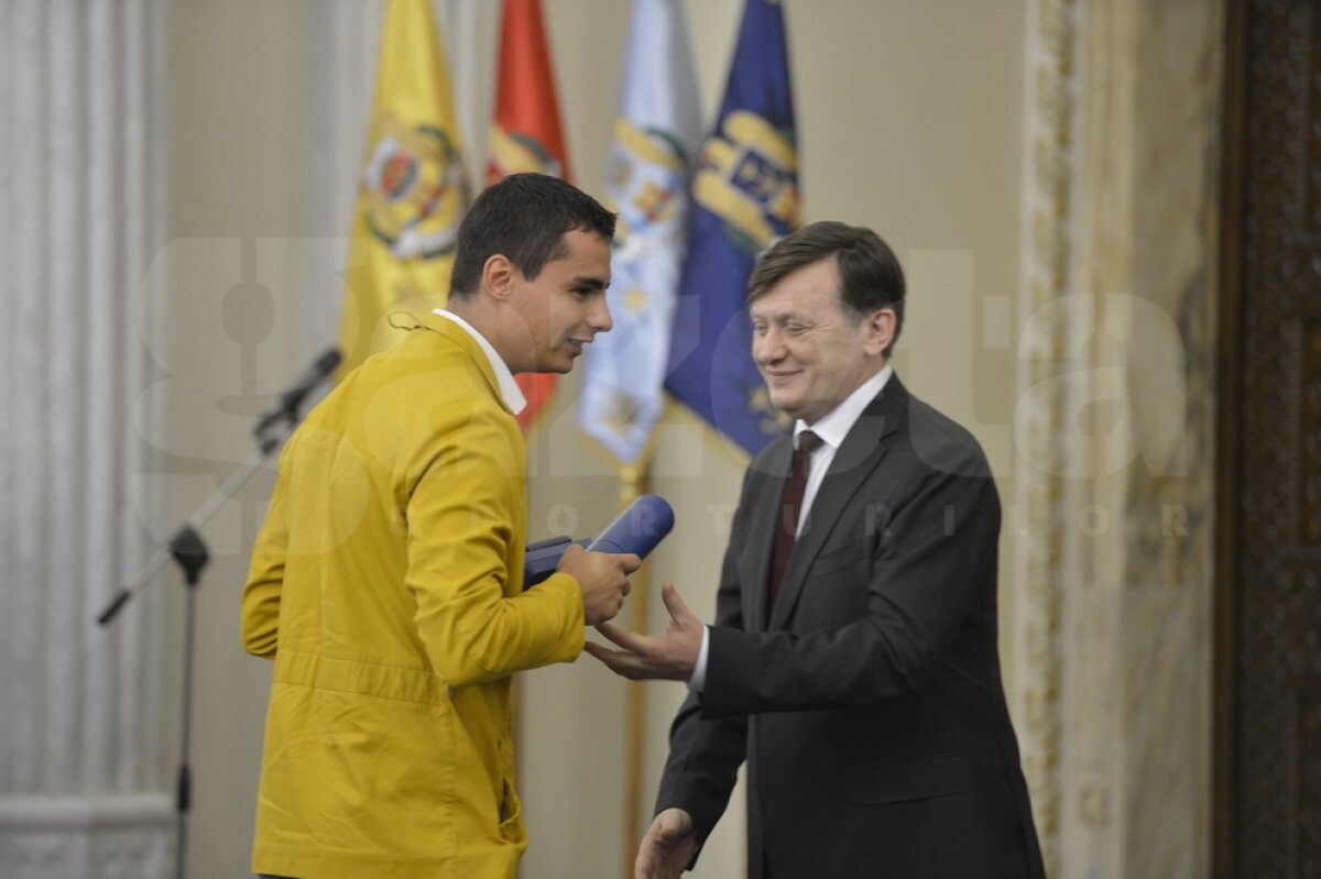 FOTO Olimpicii au fost decoraţi de Preşedintele României: "Vă mulţumesc în numele tuturor românilor!"