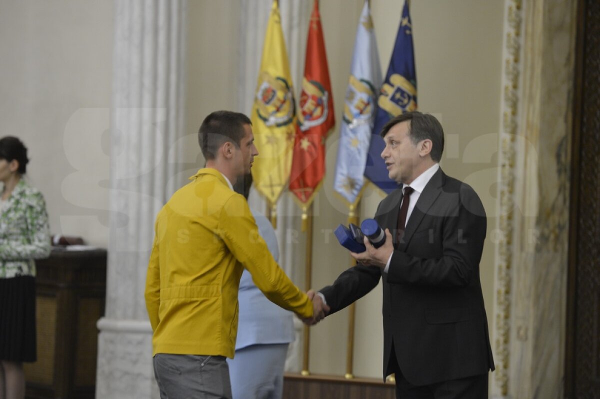 FOTO Olimpicii au fost decoraţi de Preşedintele României: "Vă mulţumesc în numele tuturor românilor!"