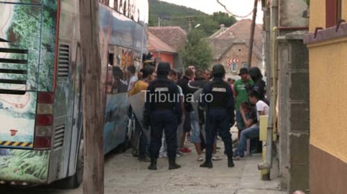 FOTO Ipoteze diferite în scandalul de la Slimnic » Fanii Stelei: "I-am făcut garou cu fularul altfel murea", localnicii: "Ne-am încuiat în casă"