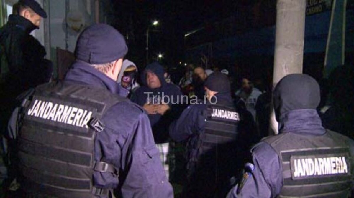 FOTO Ipoteze diferite în scandalul de la Slimnic » Fanii Stelei: "I-am făcut garou cu fularul altfel murea", localnicii: "Ne-am încuiat în casă"