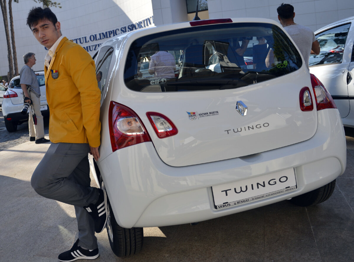 FOTO Gata de vacanţă » Olimpicii României au fost recompensaţi ieri cu maşini Renault