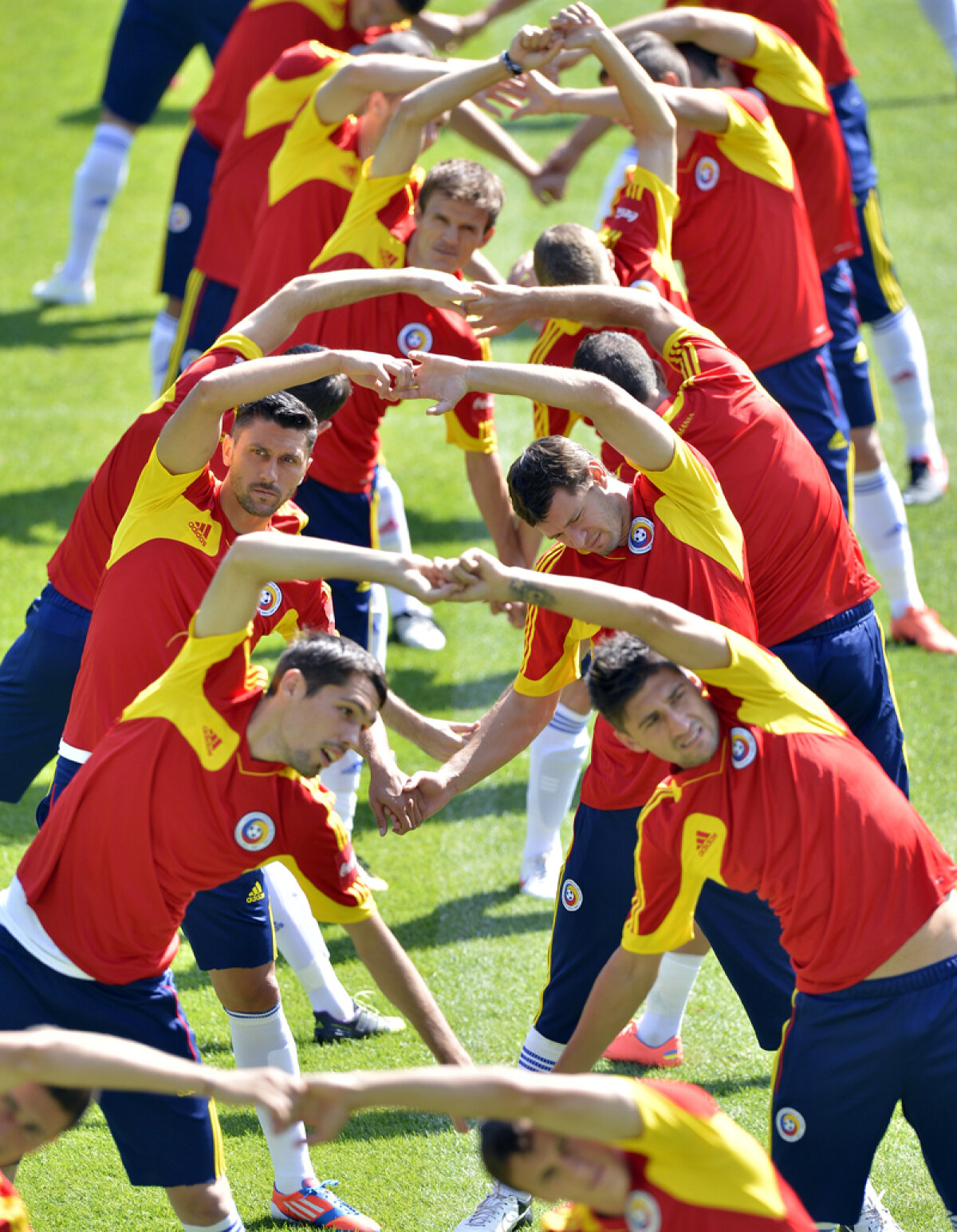 Se închină în faţa fanilor » Raţ cheamă suporterii alături de ”tricolori” în campania pentru CM 2014