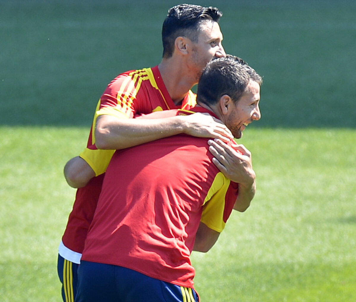 Se închină în faţa fanilor » Raţ cheamă suporterii alături de ”tricolori” în campania pentru CM 2014