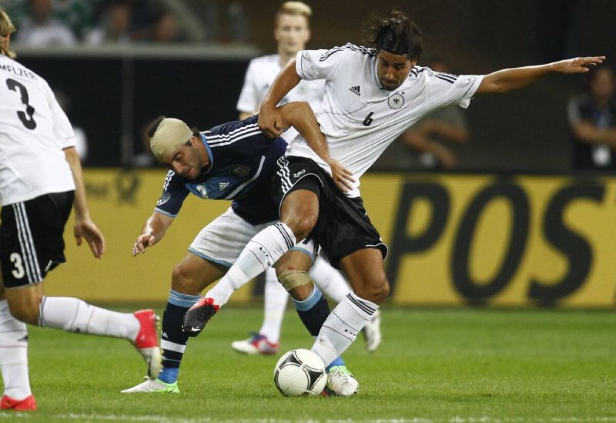 VIDEO » I se întîmplă şi lui! Messi a ratat un penalty în Germania - Argentina 1-3. Un fan a intrat pe teren să-i strîngă mîna