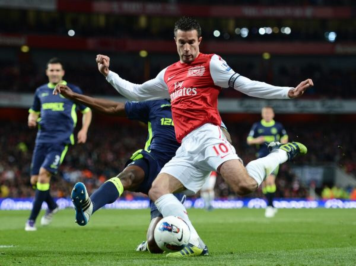 Fanii lui Arsenal au dat foc tricoului lui Van Persie după transferul la Manchester United: ”Iuda!”