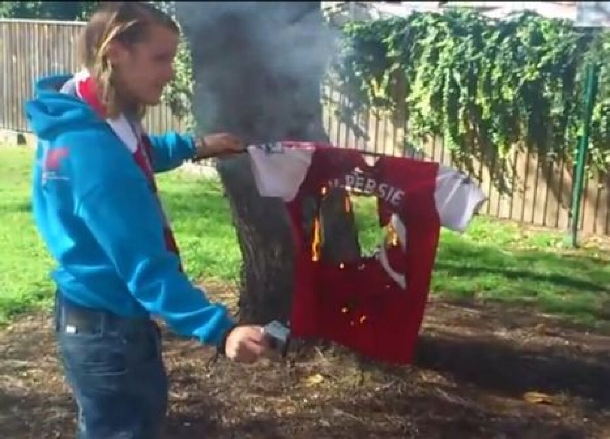 Fanii lui Arsenal au dat foc tricoului lui Van Persie după transferul la Manchester United: ”Iuda!”