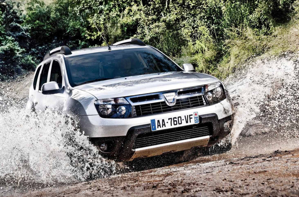 O comparaţie flatantă pentru Dacia Duster: ”Lustruiţi-o puţin şi toţi o să creadă că e un Range Rover”