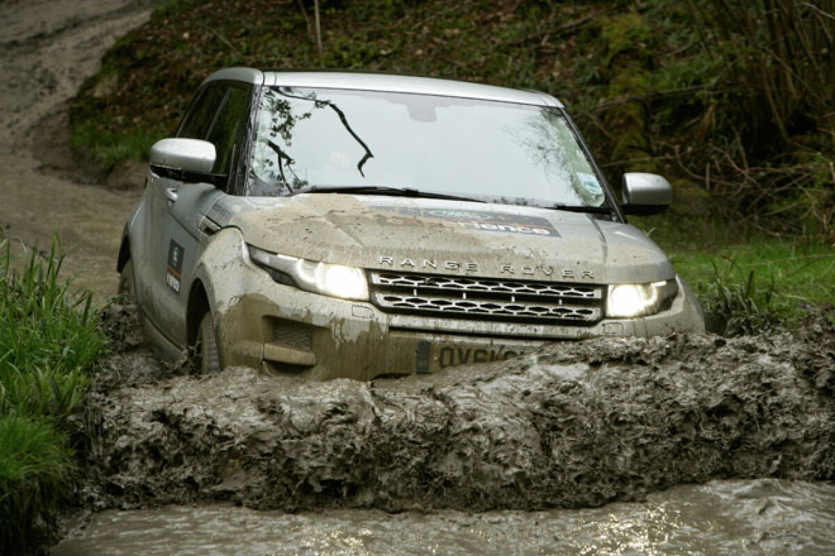 O comparaţie flatantă pentru Dacia Duster: ”Lustruiţi-o puţin şi toţi o să creadă că e un Range Rover”