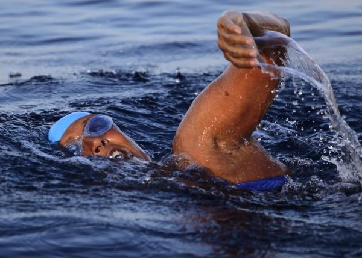 Ape rele » O înotătoare de 63 de ani a încercat să traverseze Strîmtoarea Florida fără cuşcă de protecţie