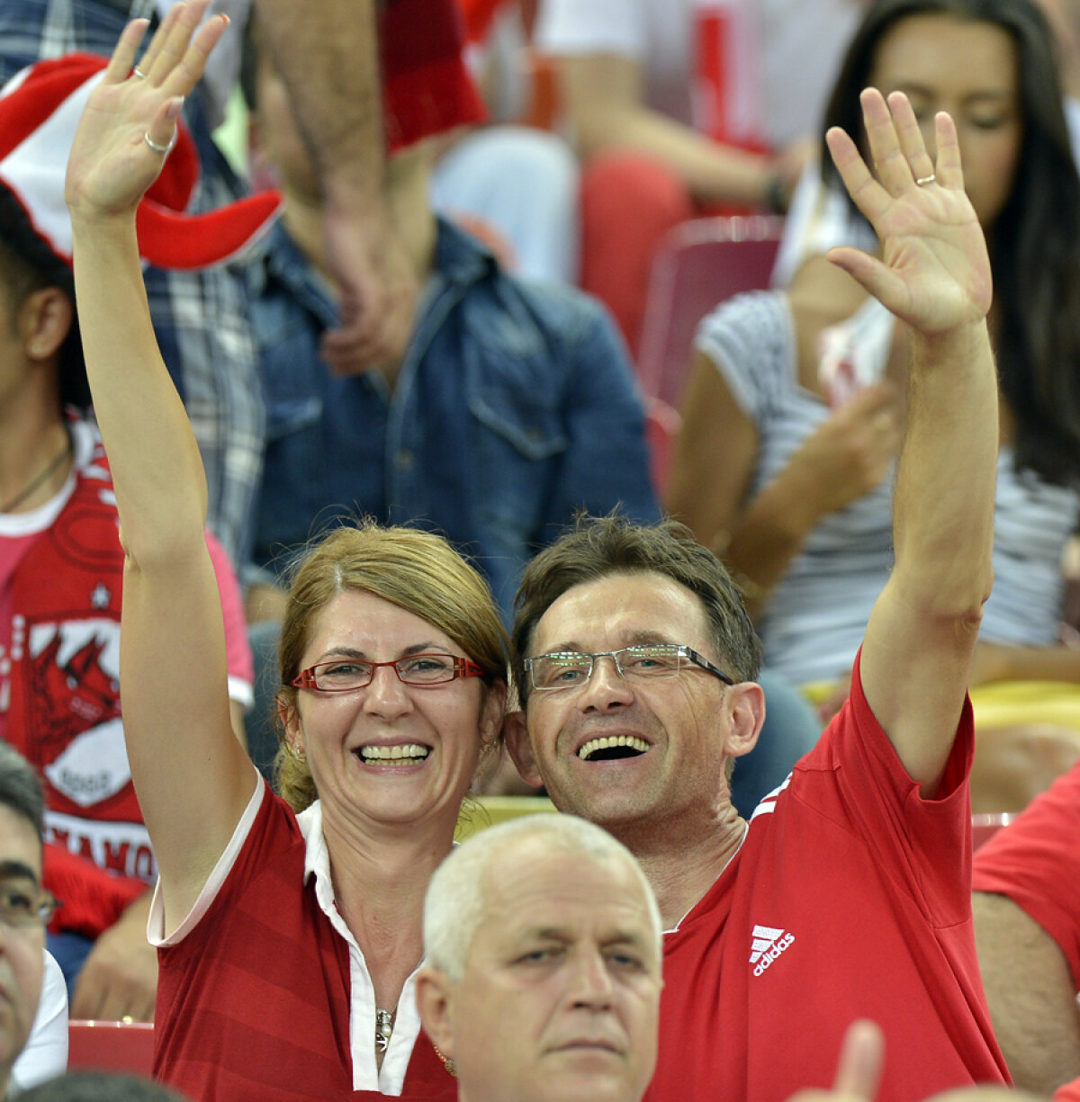 FOTO New Dinamo în tribune » 20.000 de fani au fost alături de "cîinii roşii" la meciul cu Metalist