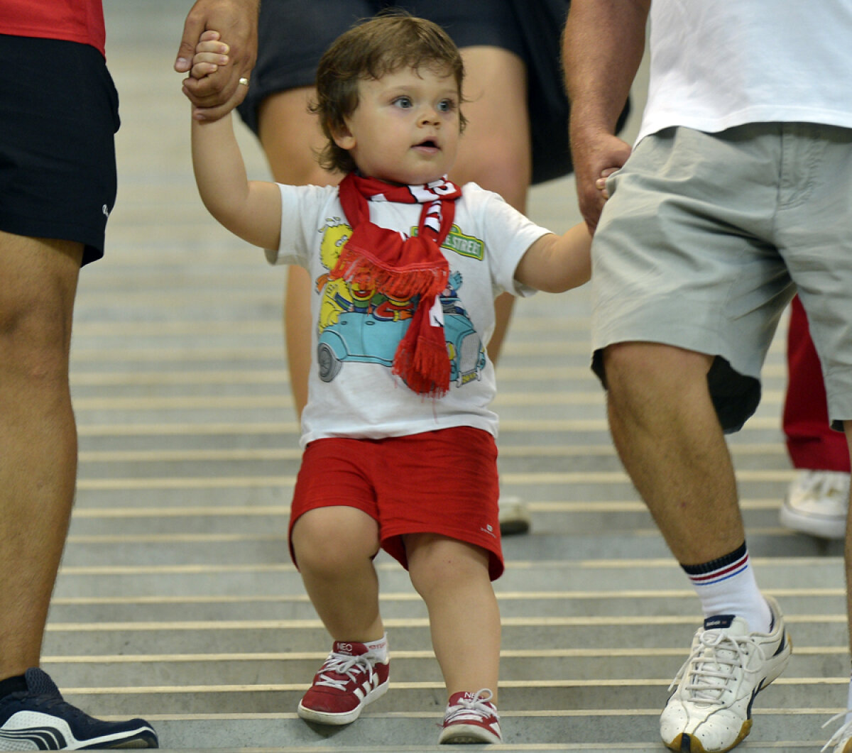 FOTO New Dinamo în tribune » 20.000 de fani au fost alături de "cîinii roşii" la meciul cu Metalist