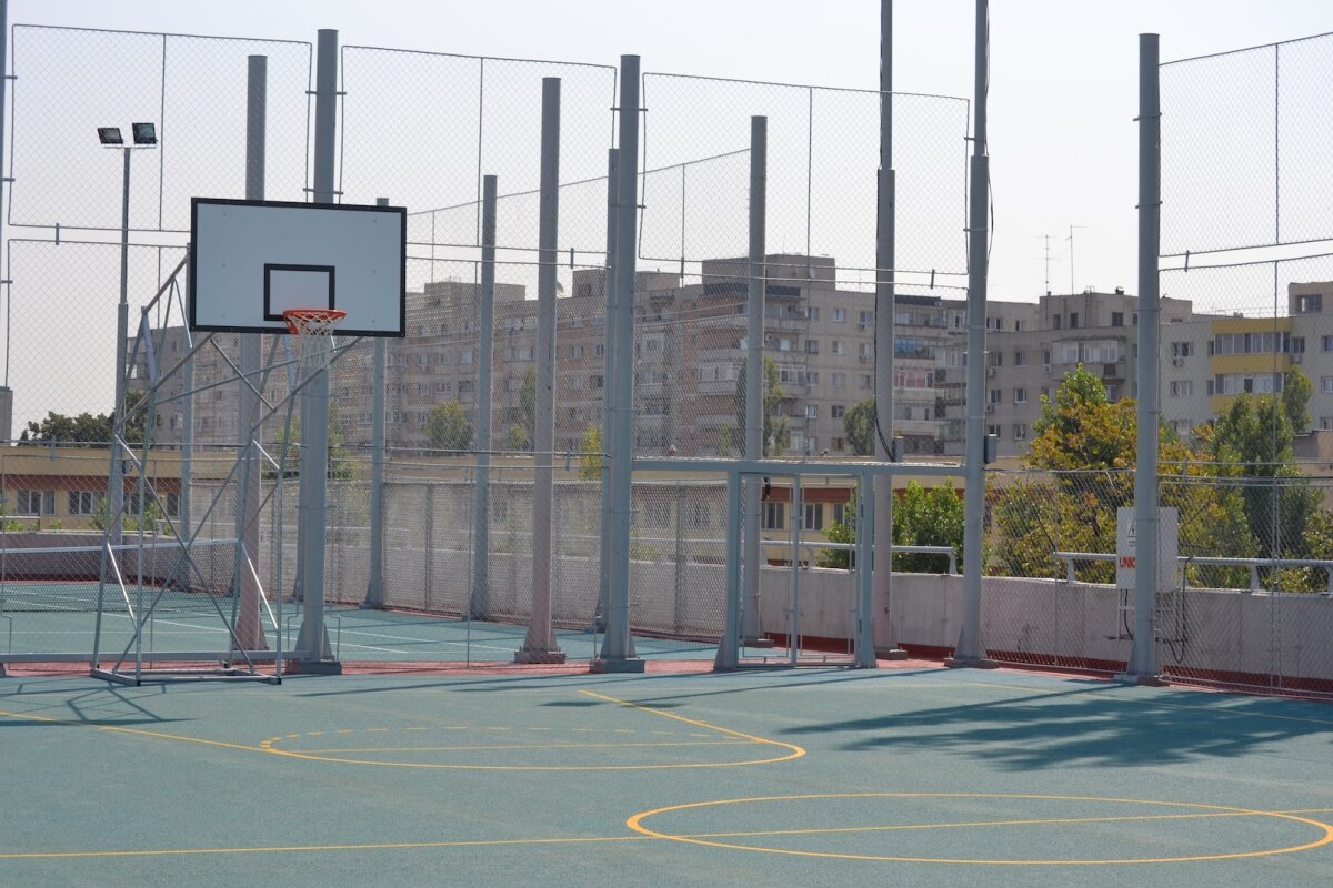 Parcarea supraetajată de la ”Naţional Arena” e gata. Deasupra are terenuri fotbal, tenis şi baschet