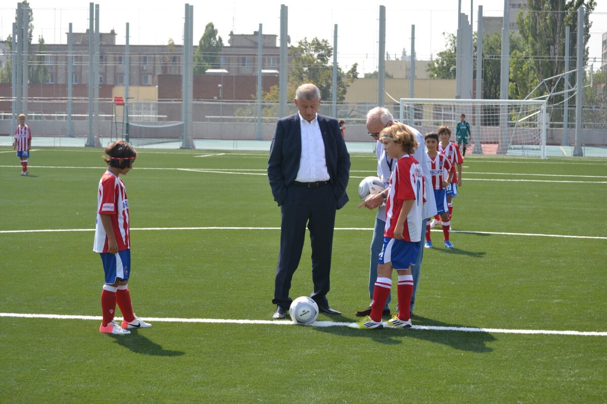 Parcarea supraetajată de la ”Naţional Arena” e gata. Deasupra are terenuri fotbal, tenis şi baschet