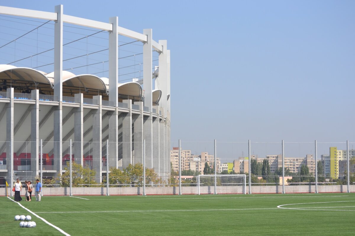 Parcarea supraetajată de la ”Naţional Arena” e gata. Deasupra are terenuri fotbal, tenis şi baschet