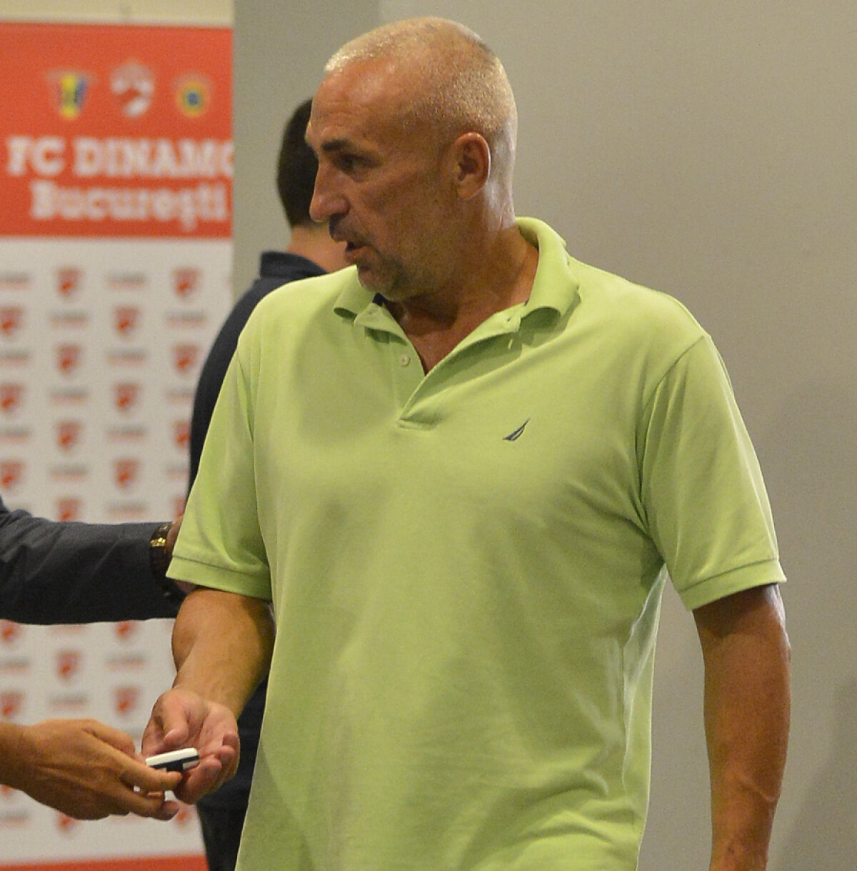 Miliardarul în bermude » Preşedintele lui Metalist a venit la meciul cu Dinamo ca la plajă