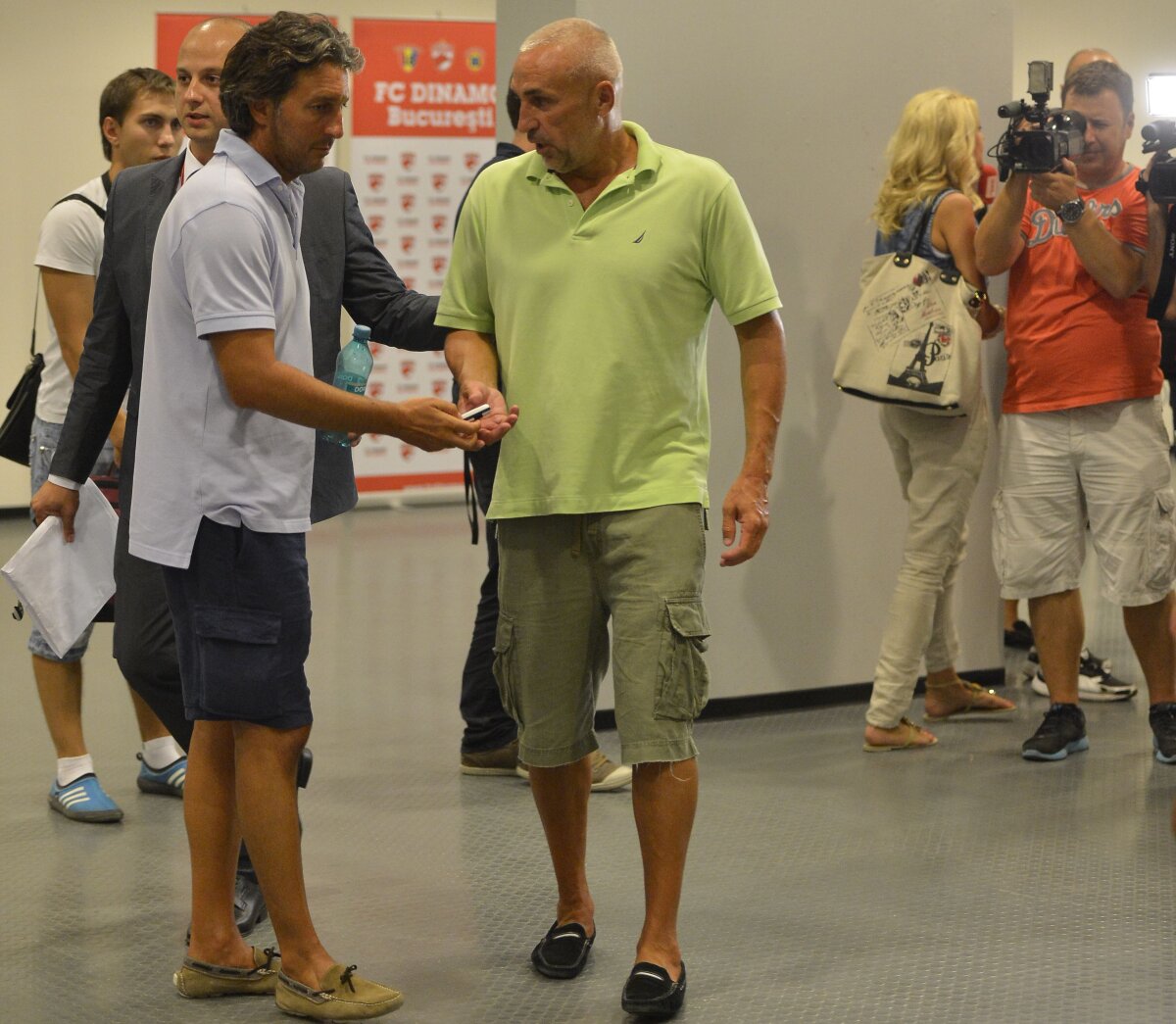 Miliardarul în bermude » Preşedintele lui Metalist a venit la meciul cu Dinamo ca la plajă