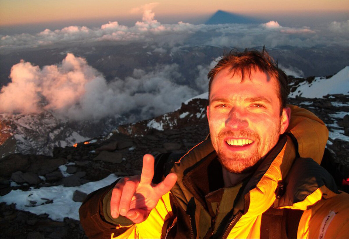 Povestea primei expediţii medicale româneşti la mare altitudine » Alpiniştii Iulian Sîrbu şi Marius Roca au urcat, în 2011, pe ”acoperişul” Americii de Sud