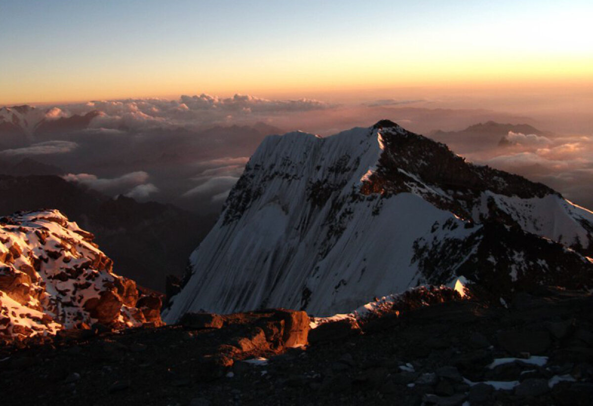 Povestea primei expediţii medicale româneşti la mare altitudine » Alpiniştii Iulian Sîrbu şi Marius Roca au urcat, în 2011, pe ”acoperişul” Americii de Sud