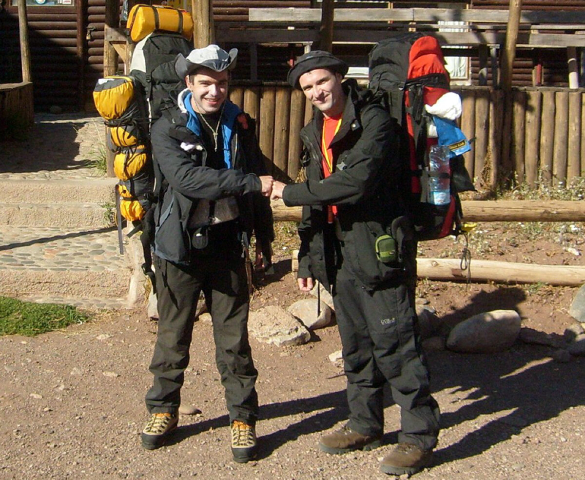 Povestea primei expediţii medicale româneşti la mare altitudine » Alpiniştii Iulian Sîrbu şi Marius Roca au urcat, în 2011, pe ”acoperişul” Americii de Sud