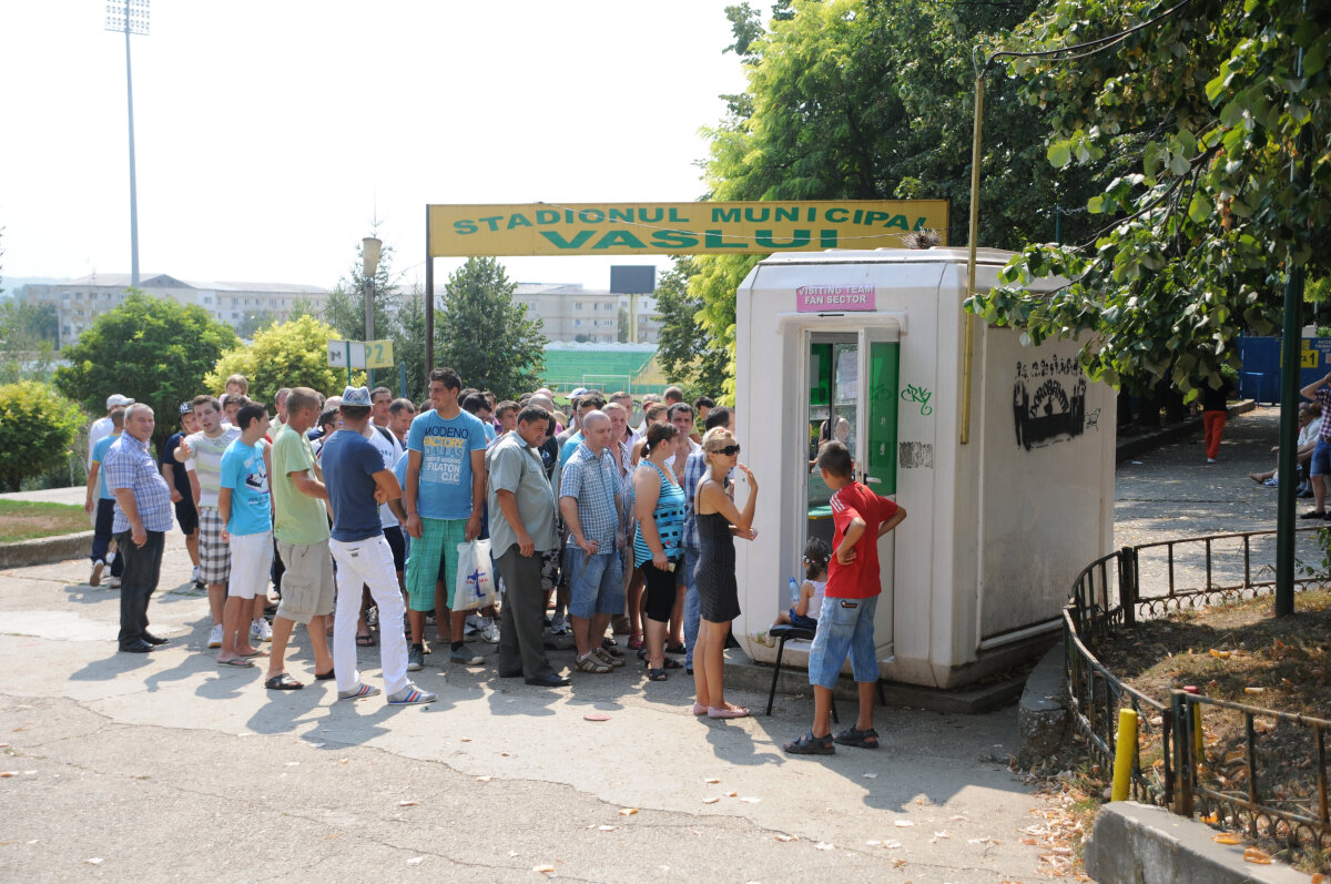 FOTO Coadă pentru tichetele la Vaslui-Steaua. Aici ai preţurile şi programul caselor de bilete