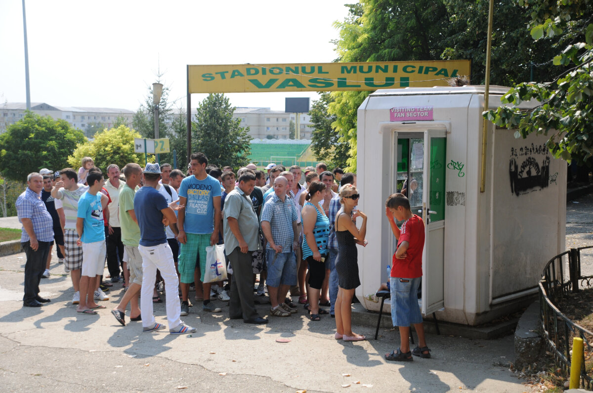 FOTO Coadă pentru tichetele la Vaslui-Steaua. Aici ai preţurile şi programul caselor de bilete