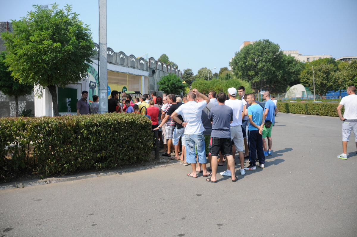 FOTO Coadă pentru tichetele la Vaslui-Steaua. Aici ai preţurile şi programul caselor de bilete