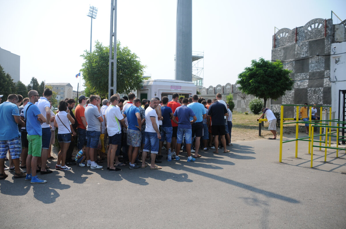 FOTO Coadă pentru tichetele la Vaslui-Steaua. Aici ai preţurile şi programul caselor de bilete