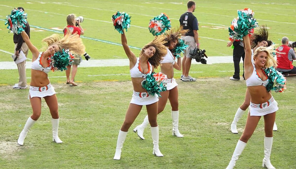 FOTO Majorete de vis » Ele încîntă suporterii în timpul meciurilor din SUA
