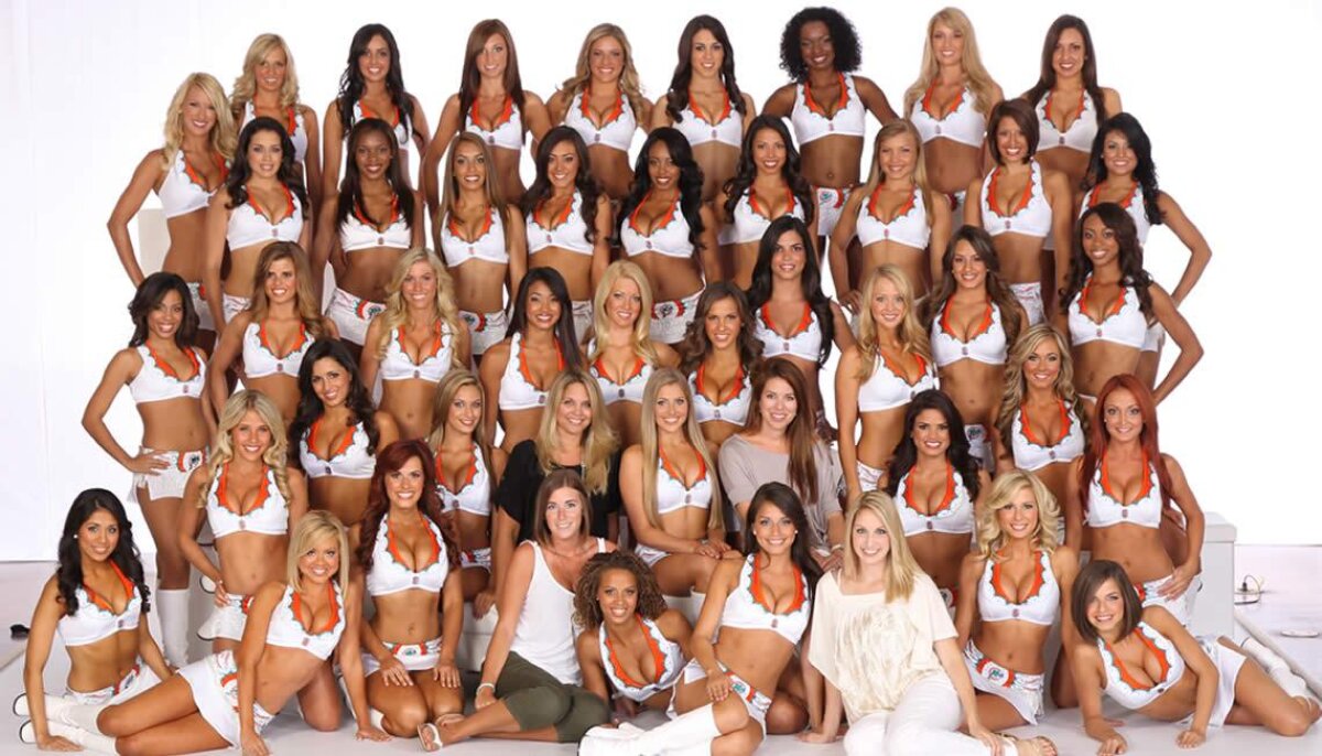 FOTO Majorete de vis » Ele încîntă suporterii în timpul meciurilor din SUA