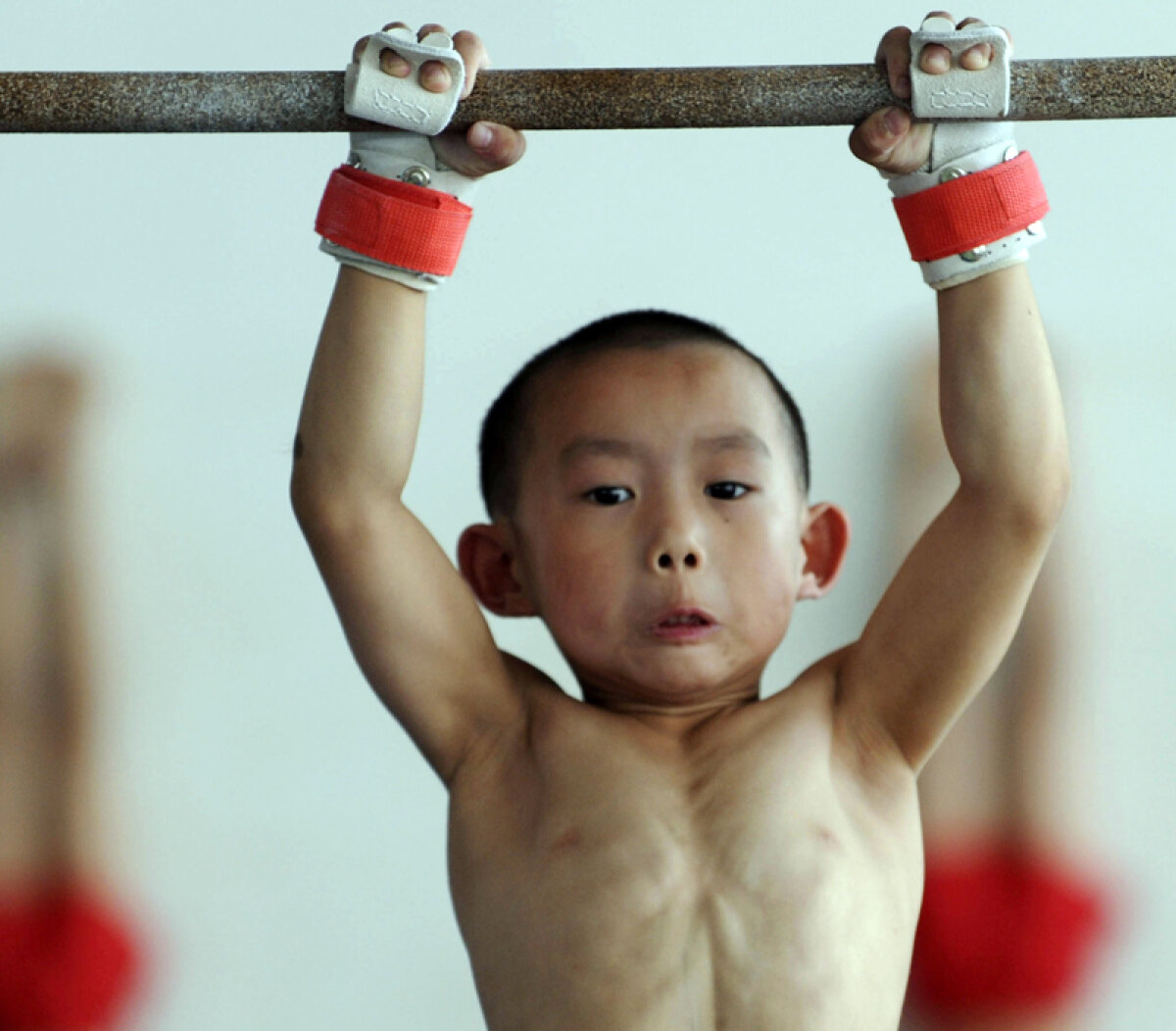FOTO Aşa scoate China campioni! » Gimnastica în durere şi grimase