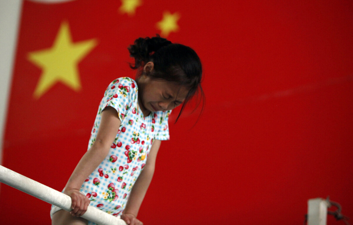 FOTO Aşa scoate China campioni! » Gimnastica în durere şi grimase