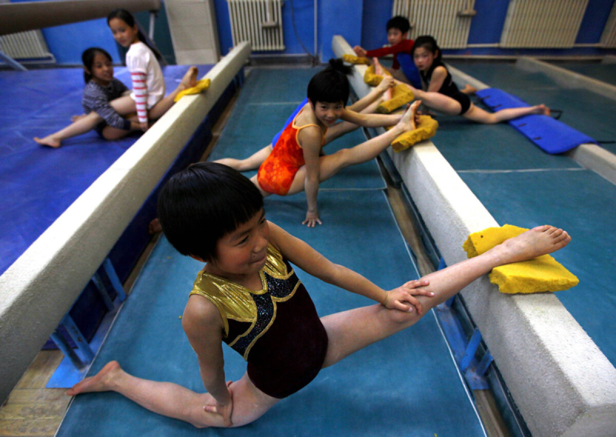FOTO Aşa scoate China campioni! » Gimnastica în durere şi grimase