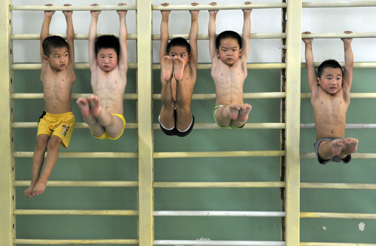 FOTO Aşa scoate China campioni! » Gimnastica în durere şi grimase