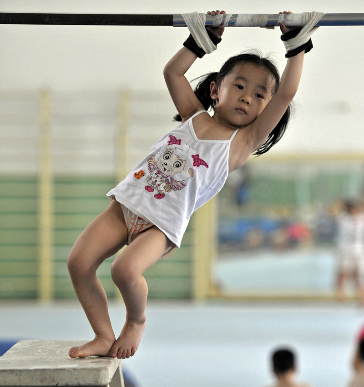 FOTO Aşa scoate China campioni! » Gimnastica în durere şi grimase