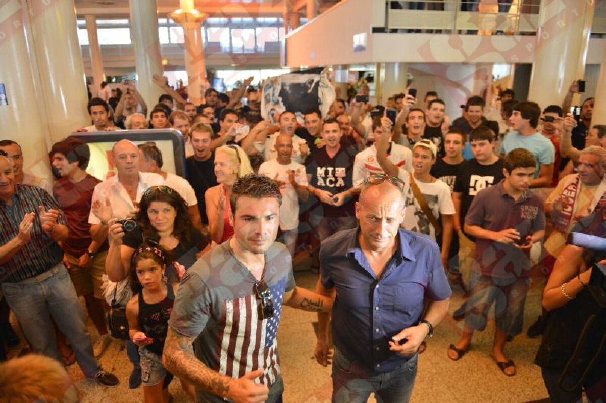 FOTO EXCLUSIV Mutu primit ca un împărat în Corsica! » 300 de suporteri l-au aşteptat pe aeroport