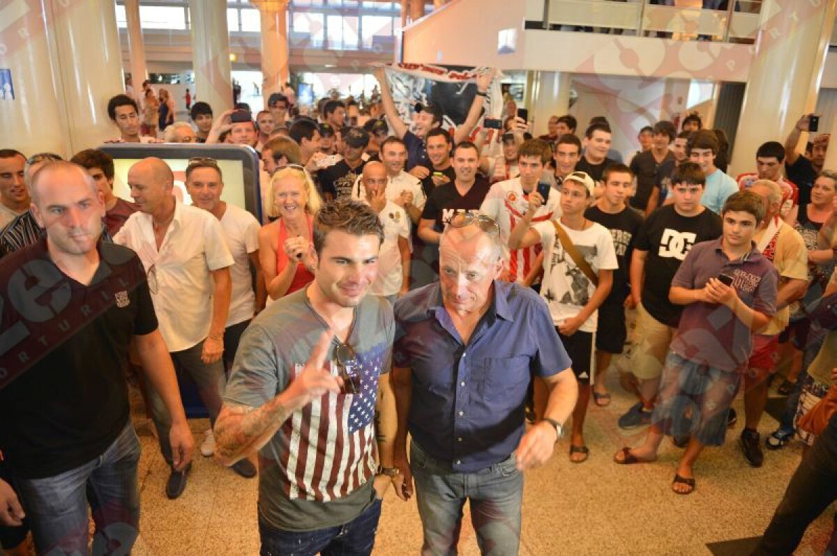 FOTO EXCLUSIV Mutu primit ca un împărat în Corsica! » 300 de suporteri l-au aşteptat pe aeroport