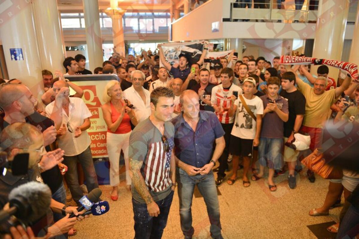 FOTO EXCLUSIV Mutu primit ca un împărat în Corsica! » 300 de suporteri l-au aşteptat pe aeroport