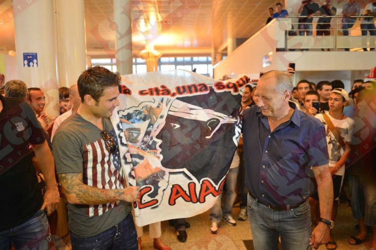 FOTO EXCLUSIV Mutu primit ca un împărat în Corsica! » 300 de suporteri l-au aşteptat pe aeroport