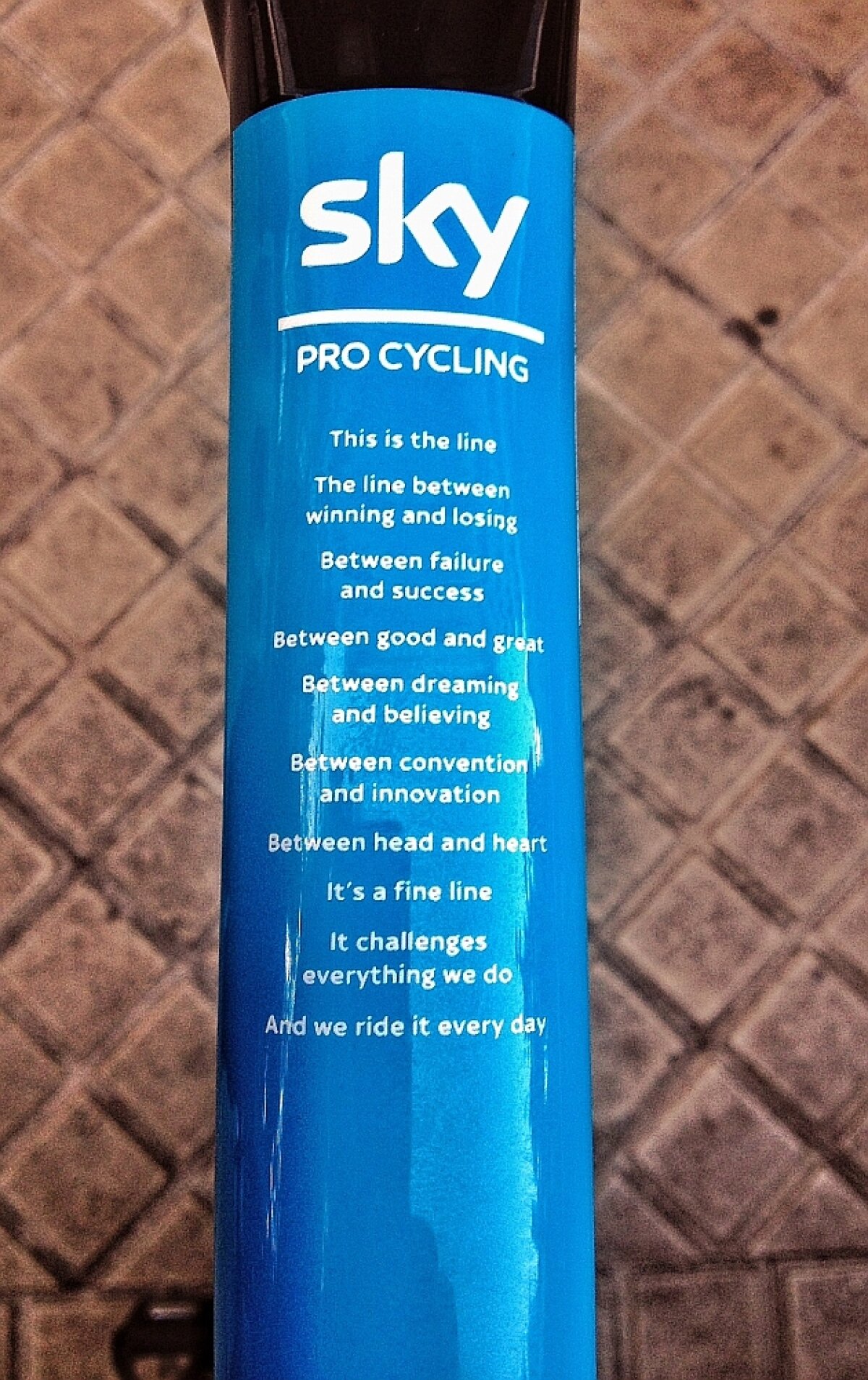 Poezie pură » Cea mai bună echipă de ciclism are "tatuat" un mesaj impresionant pe biciclete