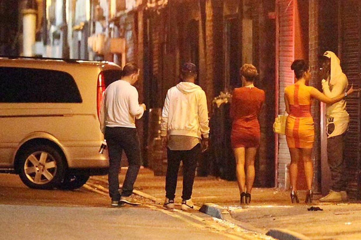 GALERIE FOTO Golgeterul nopţii » Balotelli, hat-trick de femei în Bentley-ul său  ;)