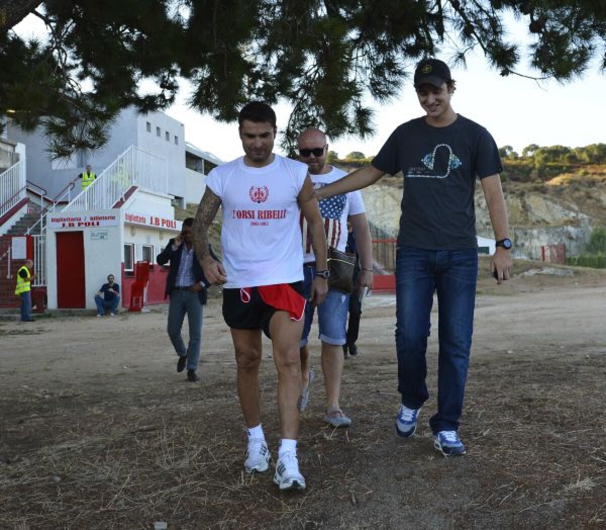 EXCLUSIV Fanii îi pregătesc un banner pe toată peluza, antrenorul i-a delegat fazele fixe, colegii aşteaptă pase geniale: "Mutu e împăratul nostru!"