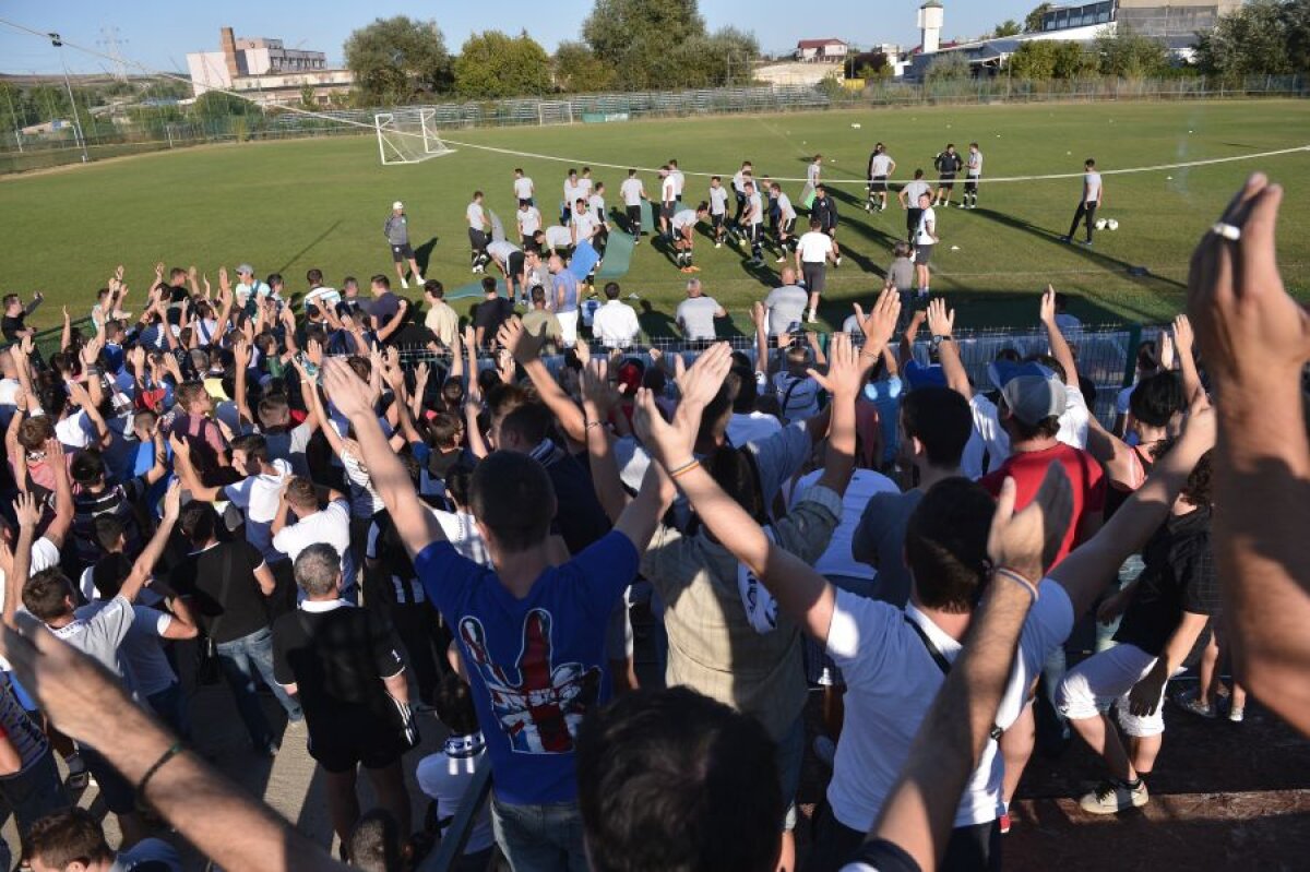 FOTO Suporterii lui "U" au fost la antrenament şi i-au avertizat pe jucători! Vezi ce le-au spus!