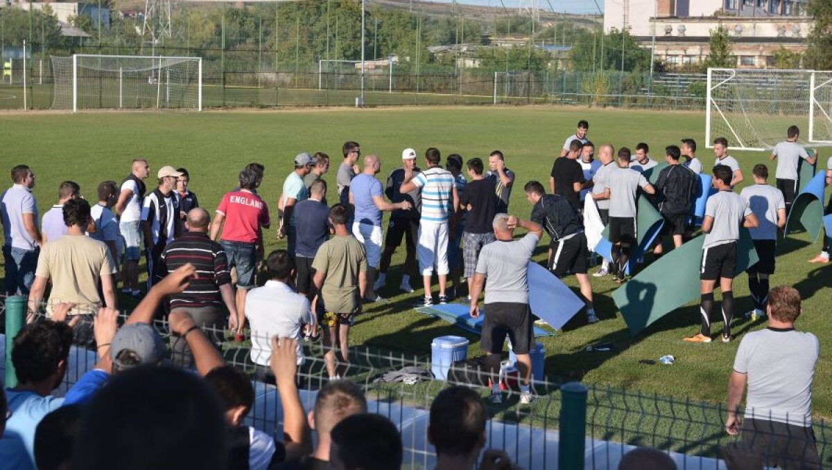 FOTO Suporterii lui "U" au fost la antrenament şi i-au avertizat pe jucători! Vezi ce le-au spus!