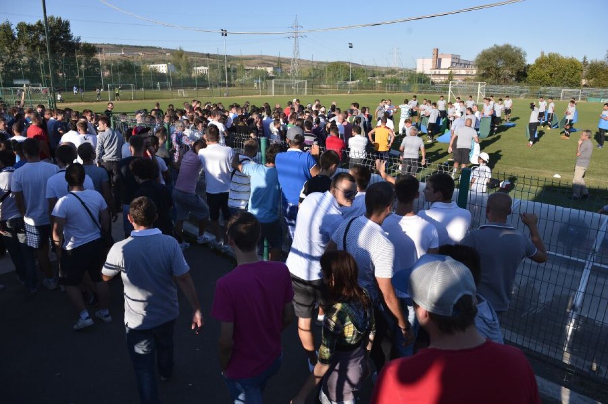 FOTO Suporterii lui "U" au fost la antrenament şi i-au avertizat pe jucători! Vezi ce le-au spus!