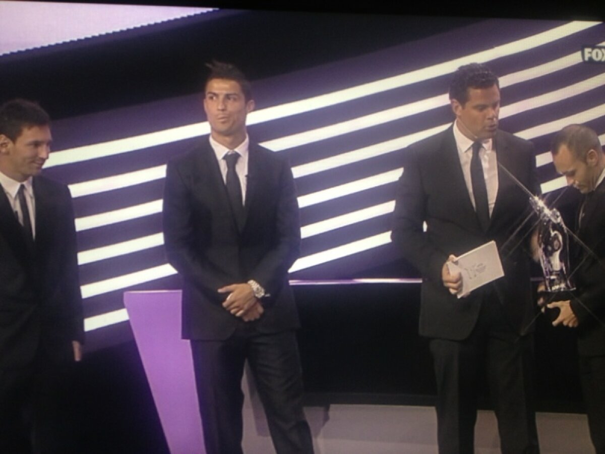 FOTO&VIDEO Iniesta, desemnat cel mai bun jucător din sezonul trecut al cupelor europene! Vezi reacţiile amuzante ale lui Messi şi Cristiano! :D