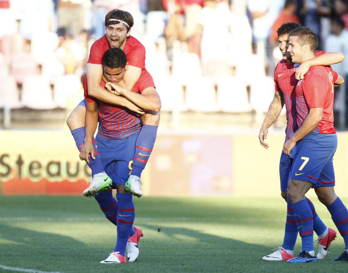 FOTO&VIDEO » Fortăreaţa Ghencea: Steaua a bătut iar Oţelul (2-1) într-un joc care a pornit furtunos, apoi s-a stins