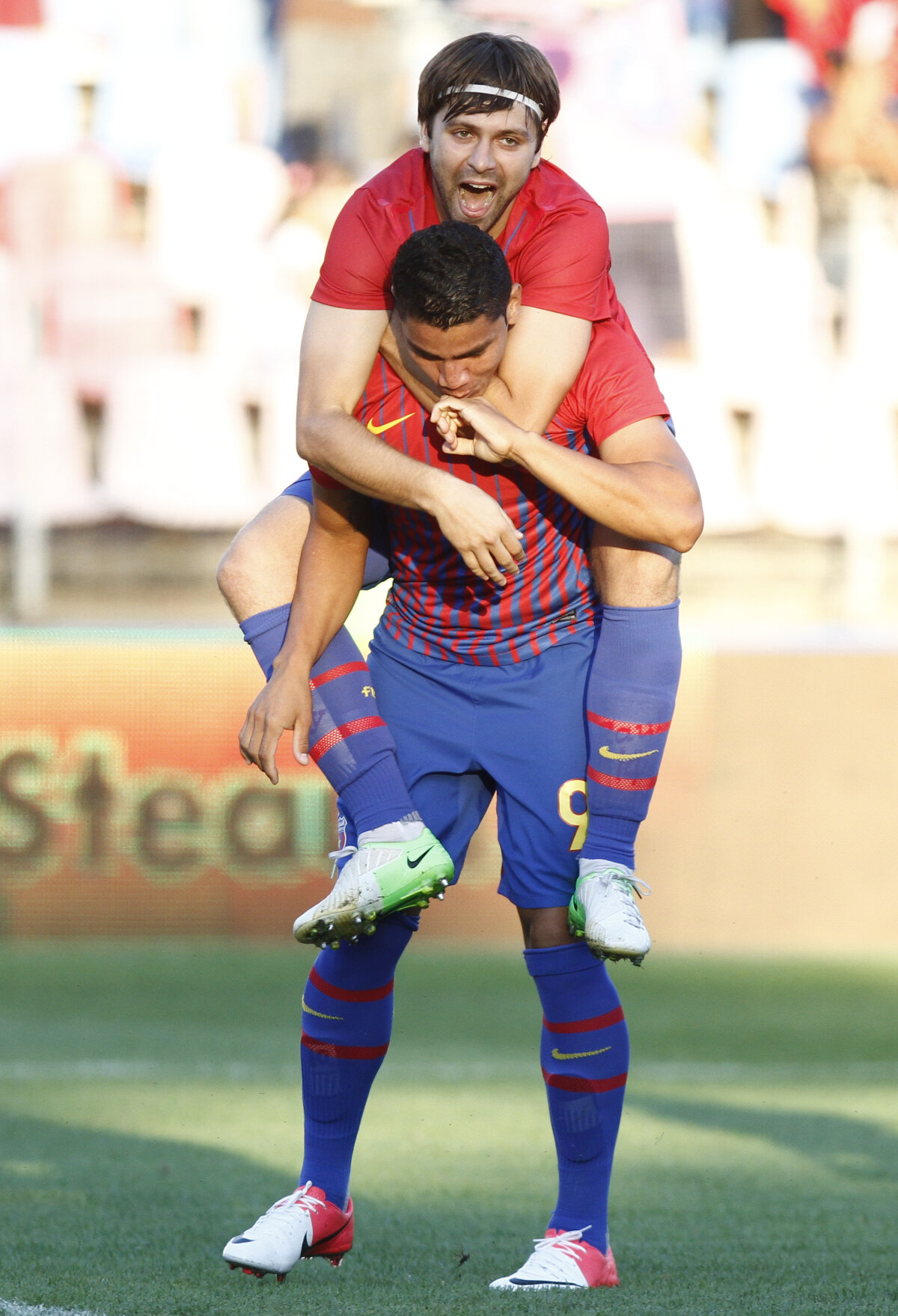 FOTO&VIDEO » Fortăreaţa Ghencea: Steaua a bătut iar Oţelul (2-1) într-un joc care a pornit furtunos, apoi s-a stins