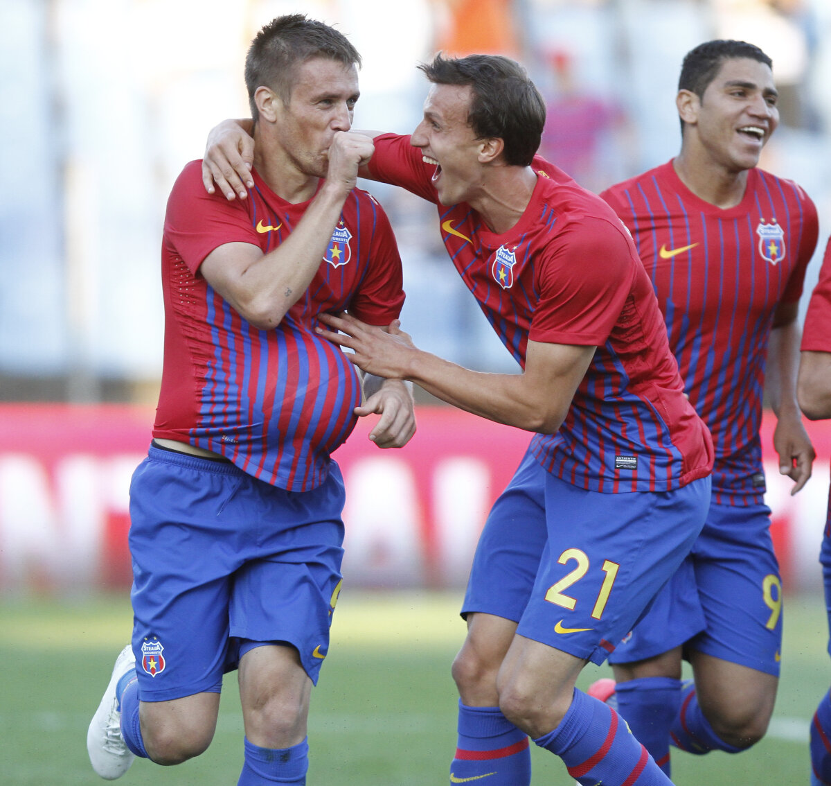 FOTO&VIDEO » Fortăreaţa Ghencea: Steaua a bătut iar Oţelul (2-1) într-un joc care a pornit furtunos, apoi s-a stins