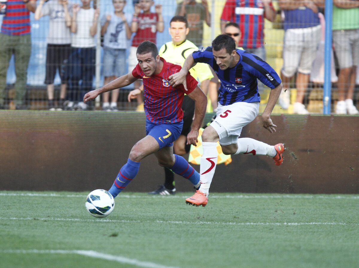 FOTO&VIDEO » Fortăreaţa Ghencea: Steaua a bătut iar Oţelul (2-1) într-un joc care a pornit furtunos, apoi s-a stins